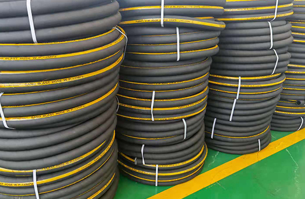 耐磨噴砂橡膠管的特點(diǎn)、應(yīng)用和技術(shù)規(guī)范